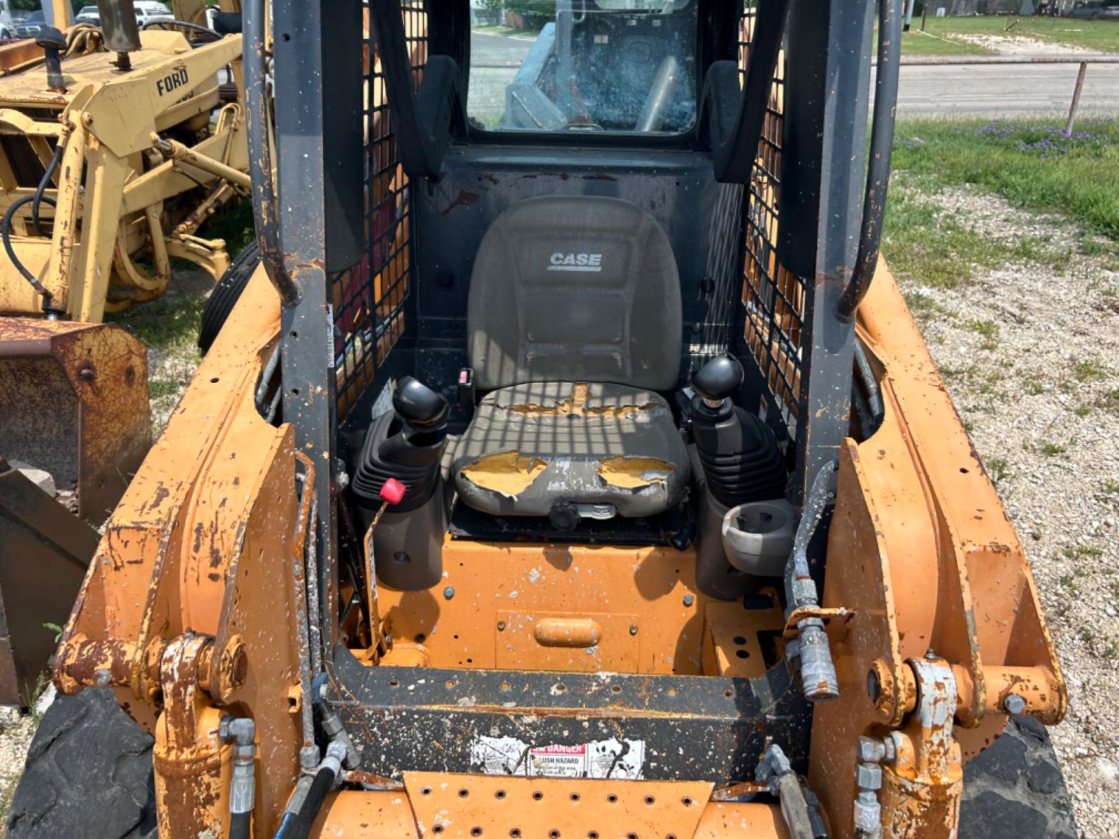 2009 Yellow Case 420 series 3 (NAM413641) , located at 1687 Business 35 S, New Braunfels, TX, 78130, (830) 625-7159, 29.655487, -98.051491 - Photo #1